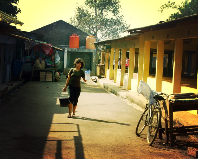 A woman collects water in Pasar Burung, Tangerang. Mo Riza.